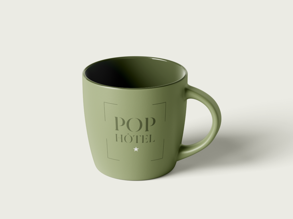 Mockup logo pop hôtel sur une tasse pour illustrer la gamme essentiel