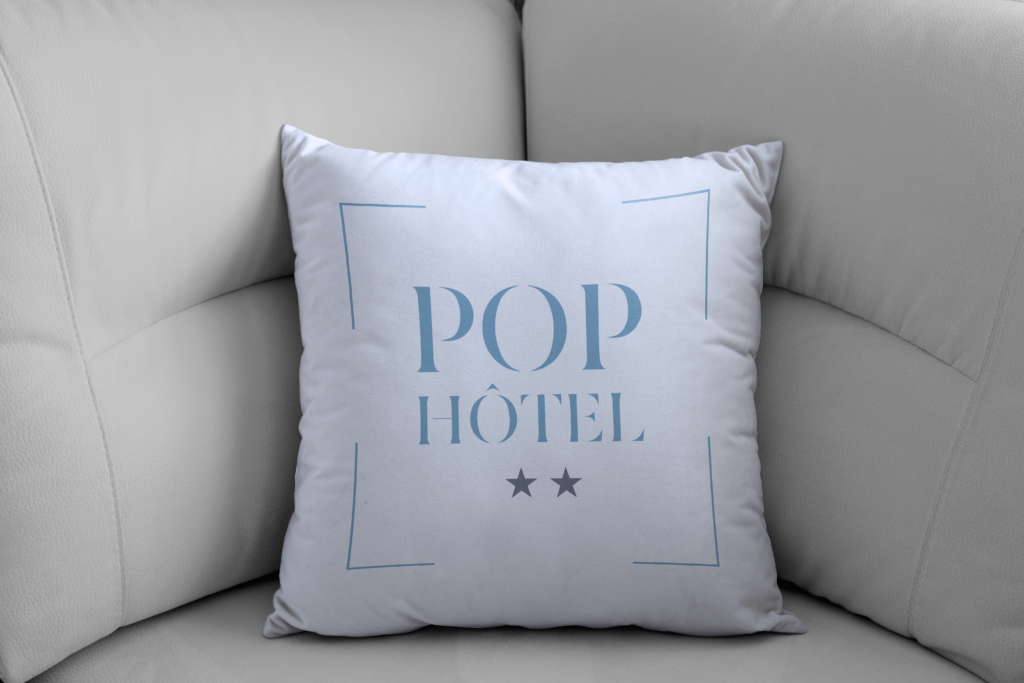 Mockup logo pop hôtel sur un oreiller pour illustrer la gamme confort